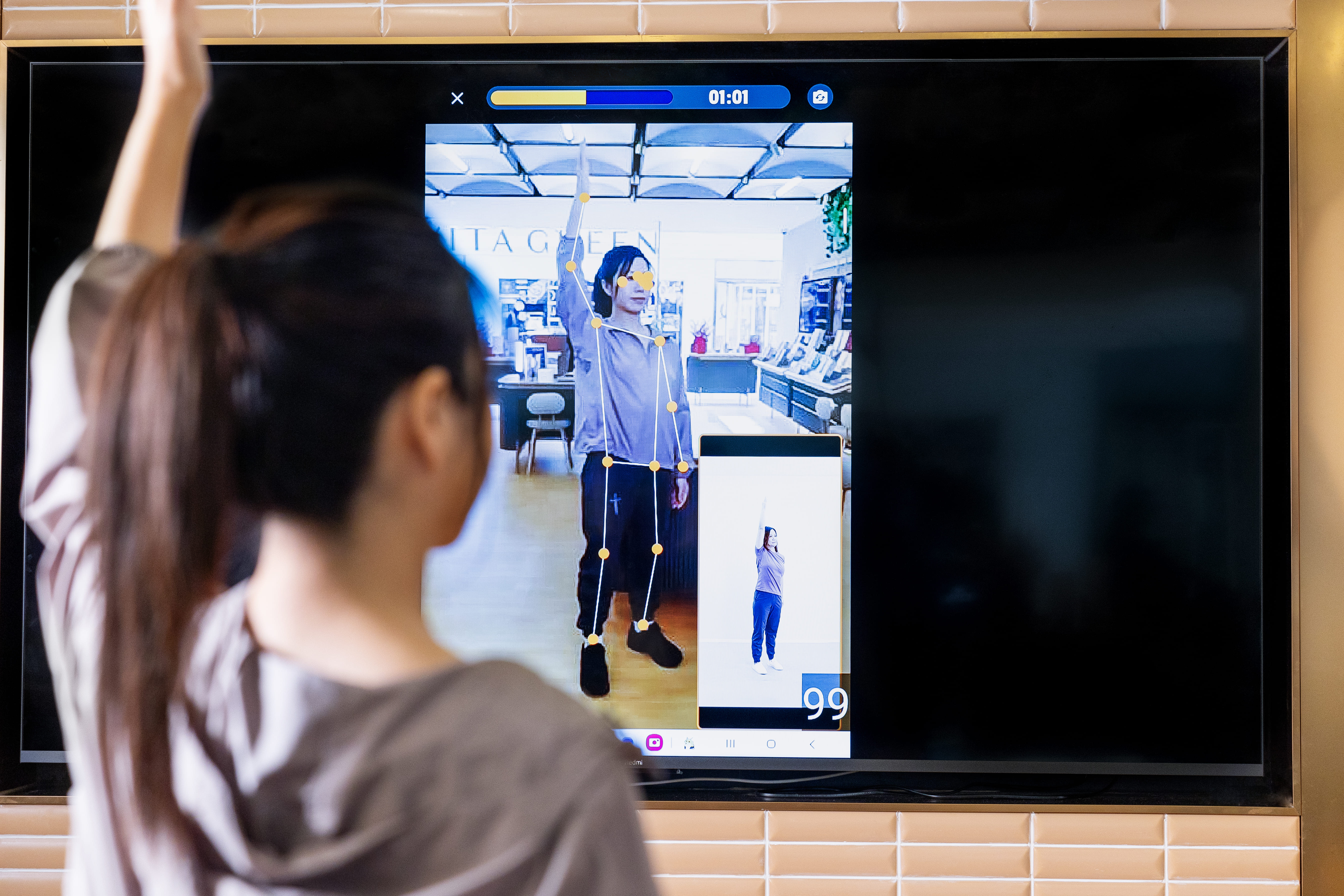 進行「AI關節評估」服務期間，應用程式透過人工智能技術，監察使用者的反應、動作的角度、幅度等，以計算出動作的相似度及同步率。
